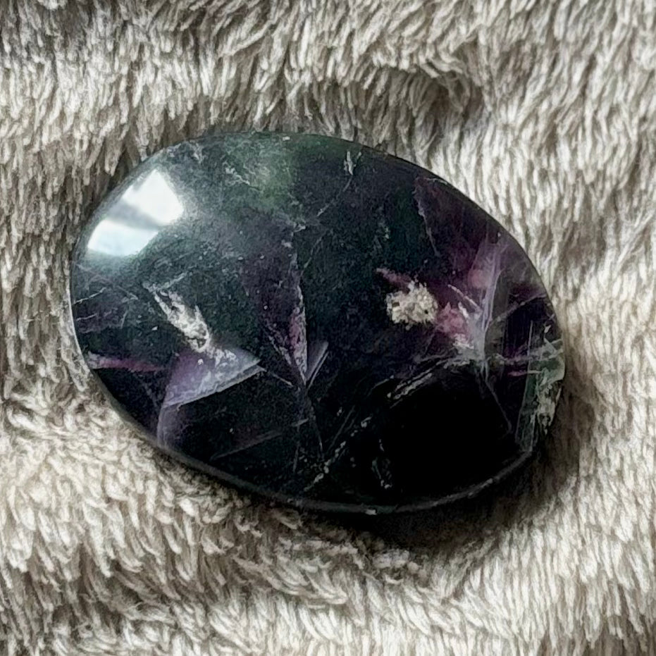 Fluorite palm stone Crystal - Witch, Pagan, Witchcraft, Altar, Spiritual