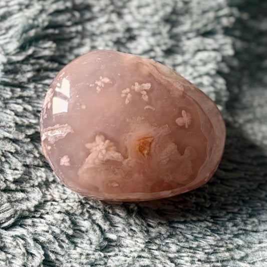 Flower agate palm stone